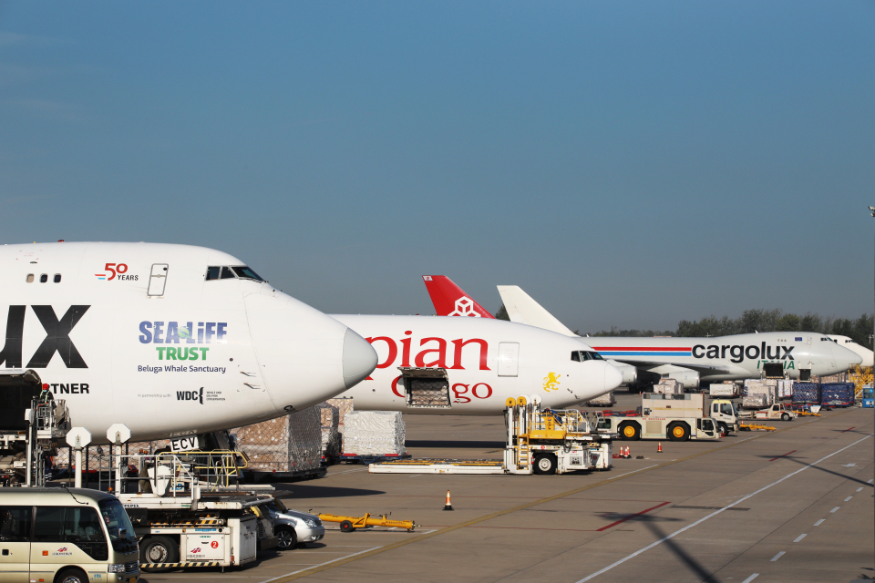 “空中丝路”扩容增效 枢纽建设提级进位！郑州机场年货邮吞吐量飞跃100万吨