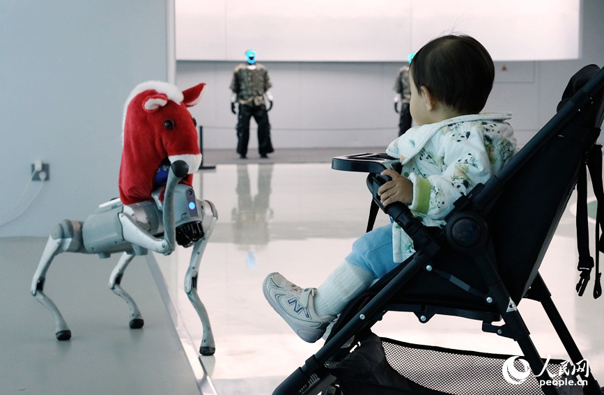 郑州机器人训练场：让“出厂新手”变“岗位能手”_fororder_LOCAL177319766179076ZAI4NSTX