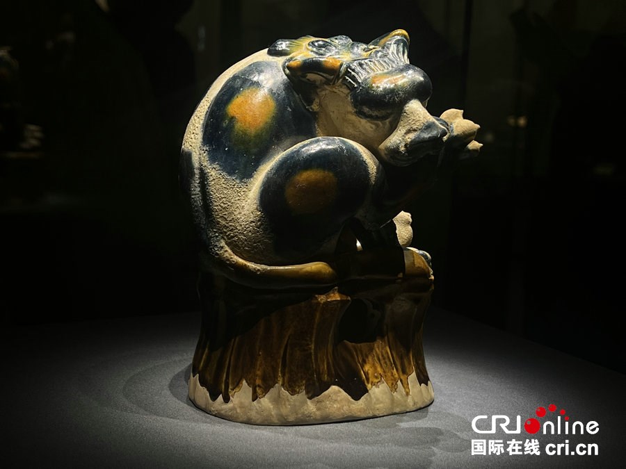 唐朝陶瓷版“西游记”亮相郑州大象陶瓷博物馆_fororder_三彩噬腿兽