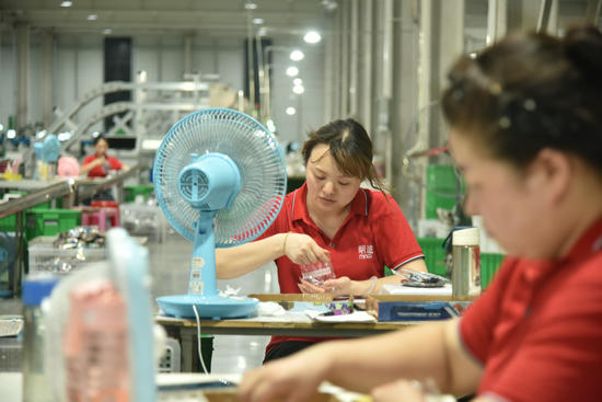 南阳市新野县：不惧“烤”验 高温之下忙生产_fororder_工人们正在进行质检作业 摄影 张峰
