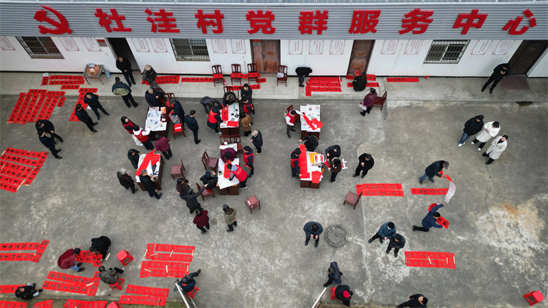 信阳新县：墨香迎新春 妙笔送祝福