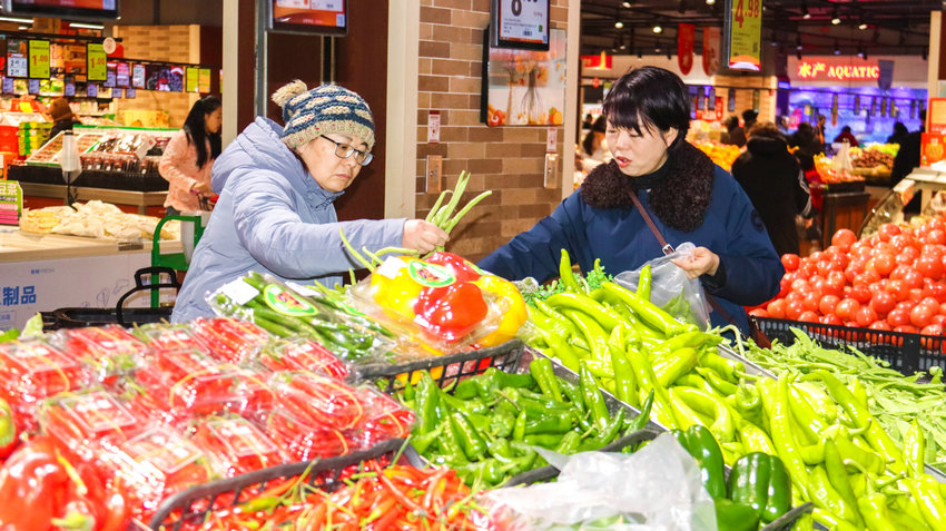 南阳市卧龙区：买年货 迎新春_fororder_市民选购蔬菜.JPG