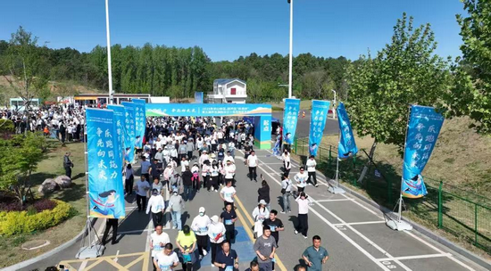 信阳市羊山新区2025年第三届“乐跑同筑力 争先向未来”环北湖四分之一马拉松鸣枪开跑_fororder_图片1