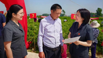 河南省封丘县法院：金银花节普法忙