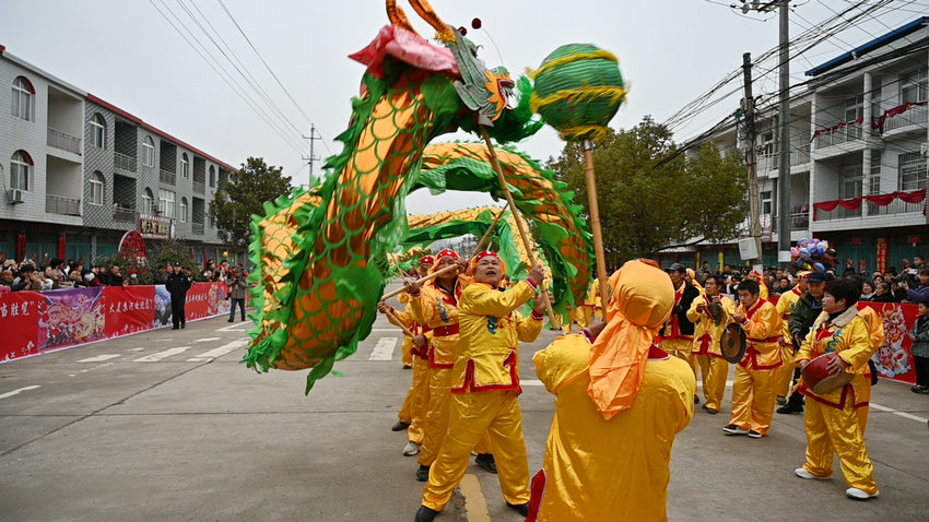 信阳市新县：豫南民俗文化展演热闹启幕_fororder_昂首腾跃（焦汉平 摄）