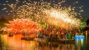 洛阳元宵氛围拉满！隋唐城遗址植物园里赏花灯看打铁花 流光溢彩闹佳节