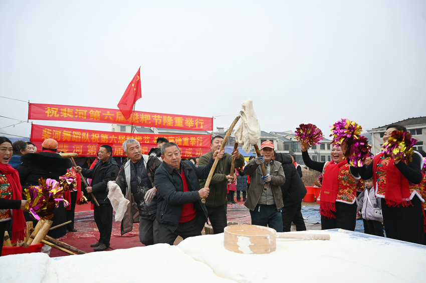 信阳市新县：舂锤声响 “年味”飘香_fororder_载歌载舞打糍粑（焦汉平 摄）