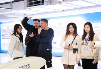 国货潮牌 应用超酷 外国网红看硬核“科技郑”含金量满满_fororder_3c3f26a7a23440088f1bb3ca1900851c.850x566