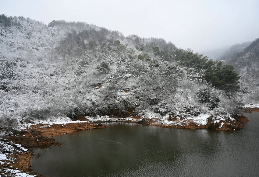 信阳市新县：雪落红城 美如水墨画卷_fororder_碧水映雪（焦汉平 摄）