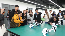 “机器人总动员”！ 外国网红在郑州提前体验“未来已来”