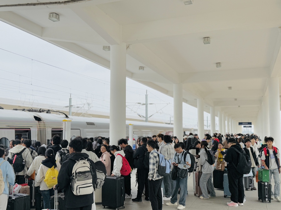 国铁集团郑州局8天发送旅客660万人 单日旅客发送量破纪录