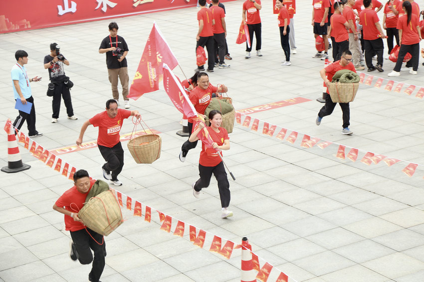 2025年河南省红色运动会在信阳市新县火热开赛_fororder_“支援前线”竞赛现场2（王丽君 摄）