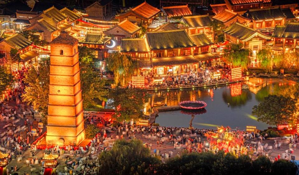 “赴一场汉服之约”爆火 洛邑古城做对了什么？