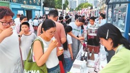 本草茶饮、香囊手作、AI体质分析……中医药夜市成年轻人赶集新宠