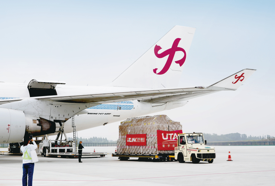 “空中丝路”扩容增效 枢纽建设提级进位！郑州机场年货邮吞吐量飞跃100万吨