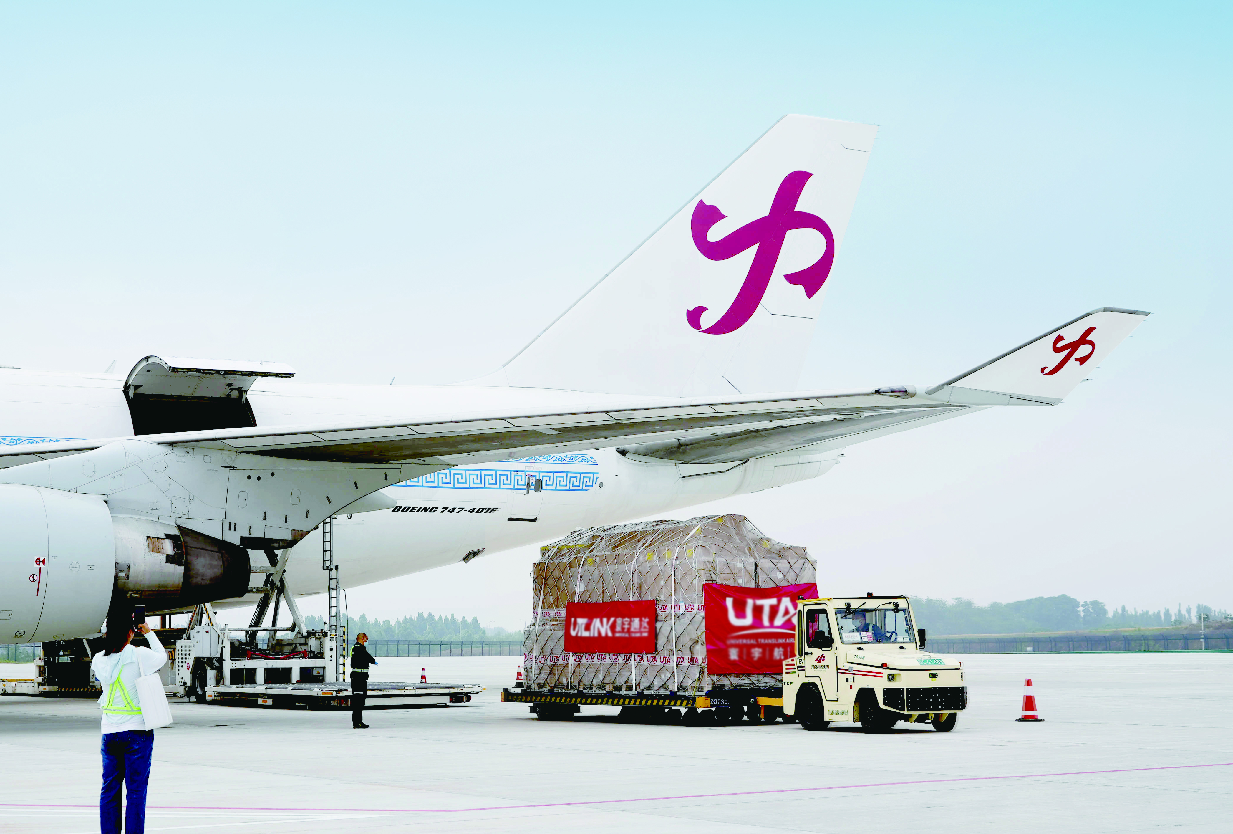 “空中丝路”扩容增效 枢纽建设提级进位！郑州机场年货邮吞吐量飞跃100万吨