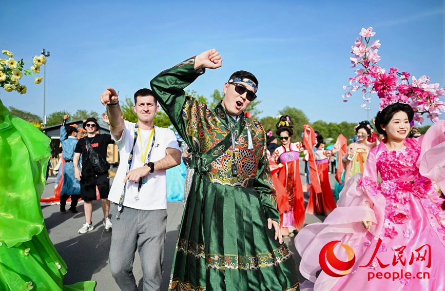 牡丹香飘新丝路 “一带一路”青年友好交流活动走进洛阳