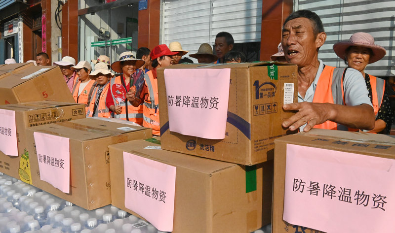 信阳市新县：夏日送清凉 关怀暖人心_fororder_环卫工人领取防暑降温物资（焦汉平 摄）