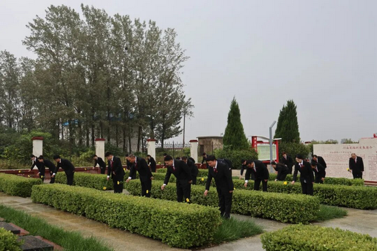传承红色基因 河南省封丘县人民法院干警到烈士陵园缅怀革命先烈_fororder_图片10