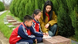 信阳市新县：清明寄哀思 童心敬英烈