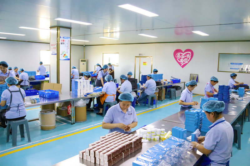 南阳市卧龙区：艾草企业生产忙_fororder_员工加紧生产产品 摄影 王小军.JPG
