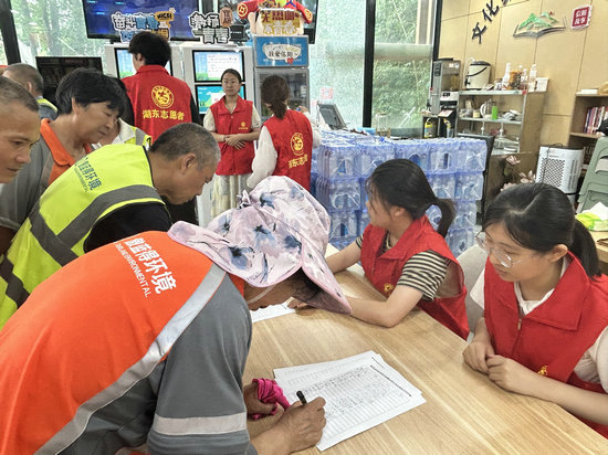 信阳市浉河区：“驿站”送清凉 防暑开“凉”方_fororder_登记领取矿泉水