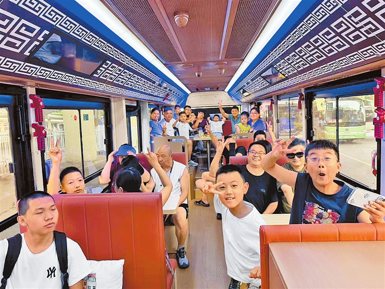 坐着公交阅城市古今 郑州街头驶来“流动博物馆”