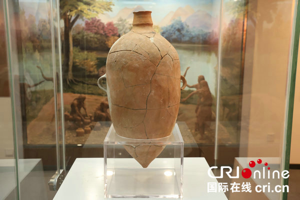 【青春华章·豫你同行】郑州大学：考古发现厚植文化自信 思政“金课”培育时代新人_fororder_小口尖底瓶 摄影 张雨晴.JPG