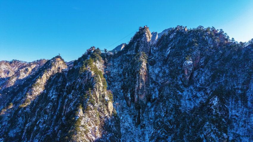 南阳西峡：老界岭雪景如画_fororder_蓝天白雪掩映下的观景点.JPG