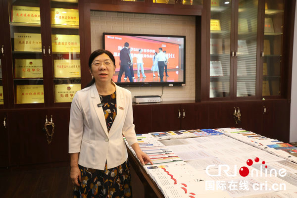 【青春华章·豫你同行】郑州大学：考古发现厚植文化自信 思政“金课”培育时代新人_fororder_郑州大学马克思主义学院院长刘吕红介绍学院概况 摄影 张雨晴.JPG