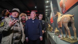 共续丝路情缘 东天山骆驼队参访郑州大象陶瓷博物馆