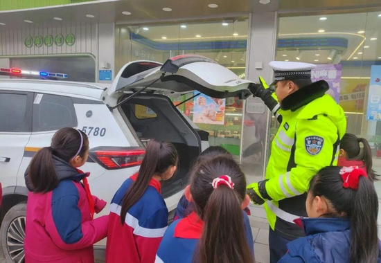 开封杞县：萌娃变身“小交警” 交通安全筑防线_fororder_图片2