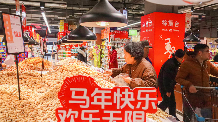 南阳市卧龙区：买年货 迎新春_fororder_市民选购干果.JPG