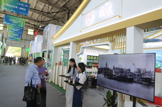 信阳市商城县：高山茶香迎客来_fororder_商城展馆前茶客品鉴高山茶  洪晓燕 摄.JPG