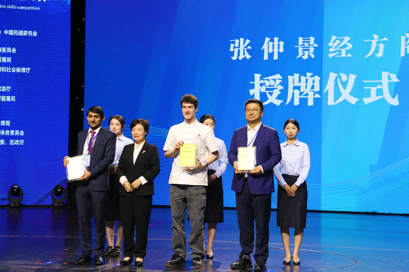 河南南阳：弘扬仲景文化 打响仲景品牌_fororder_张仲景经方阁授牌仪式.JPG