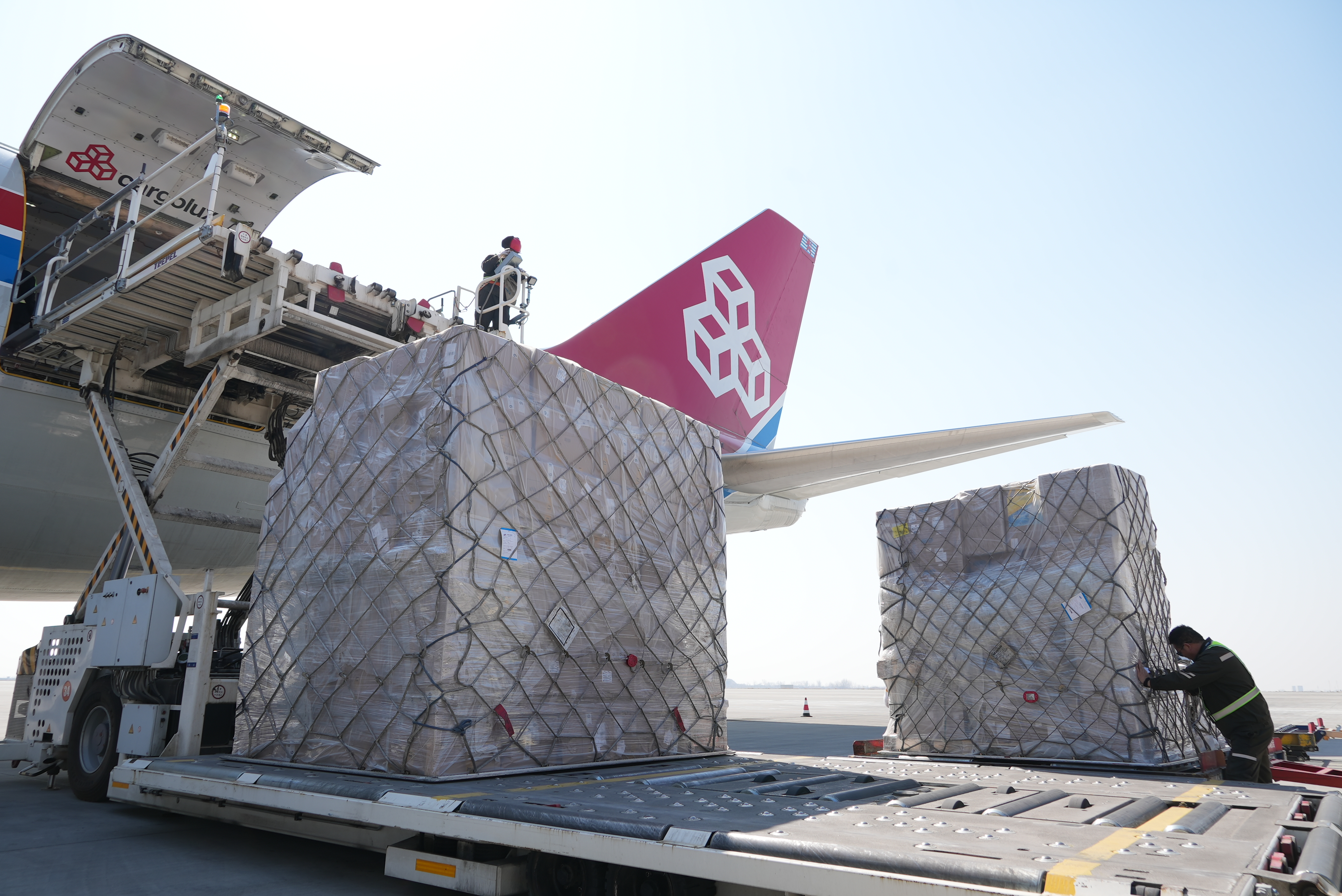 “空中丝路”扩容增效 枢纽建设提级进位！郑州机场年货邮吞吐量飞跃100万吨