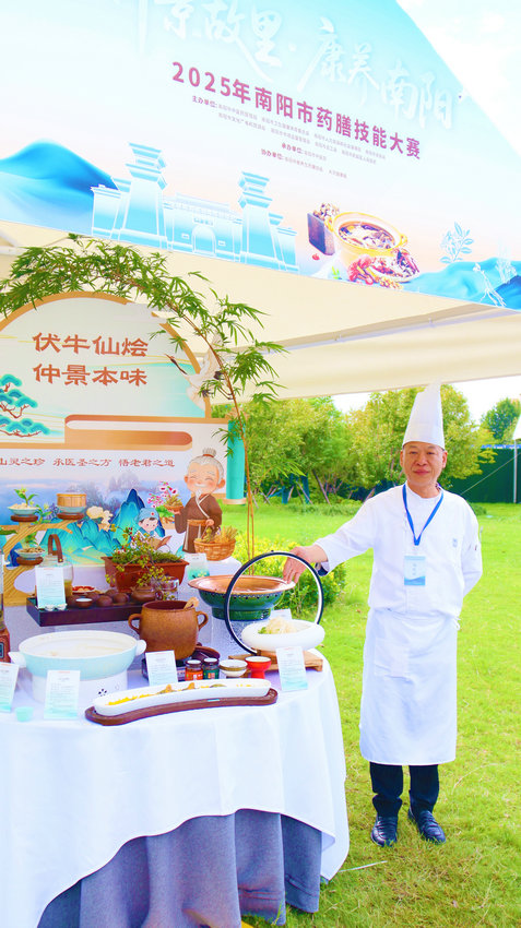 河南南阳举办药膳大赛 22组选手共烹仲景养生宴_fororder_南阳职业学院参赛选手推介药膳.JPG