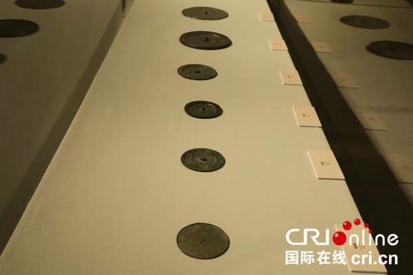 【青春华章·豫你同行】郑州大学：考古发现厚植文化自信 思政“金课”培育时代新人_fororder_不同时期的铜镜 摄影 张雨晴.JPG