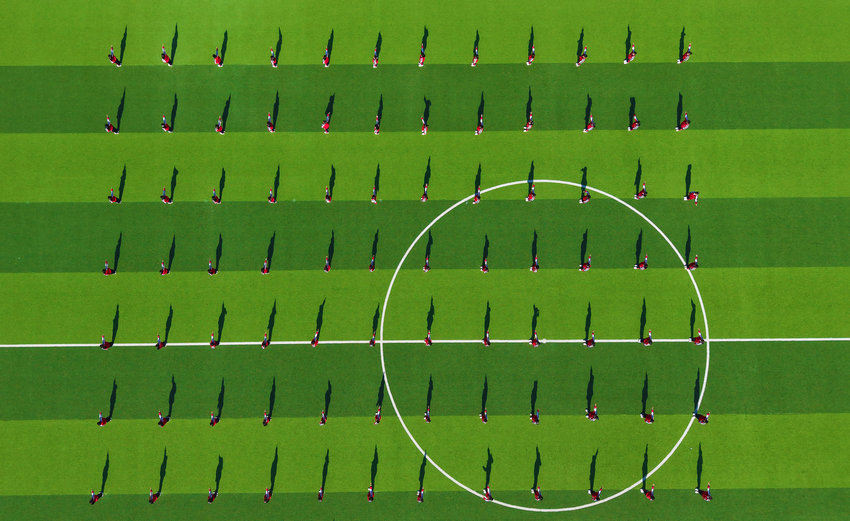 南阳市卧龙区：甲骨文“跳”出课本 课间操里传文脉_fororder_学生们在操场上练习甲骨文课间操 摄影 王小军.JPG