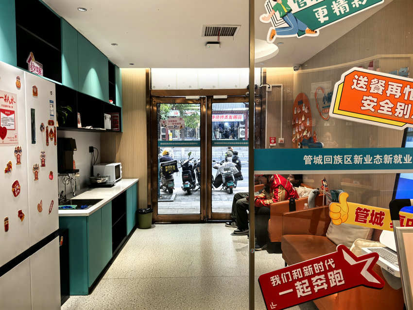 两岸媒体实地探访郑州 共绘融合发展新画卷_fororder_微信图片_20251024143146_260_471