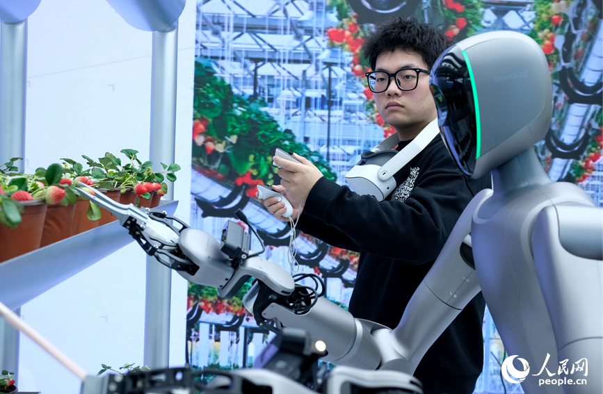 郑州机器人训练场：让“出厂新手”变“岗位能手”_fororder_LOCAL1773197660983U8LFQ21K5N