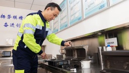 【中国梦·大国工匠篇】徐鹏：24年躬耕毫厘间 当好钢轨“把脉问诊”人