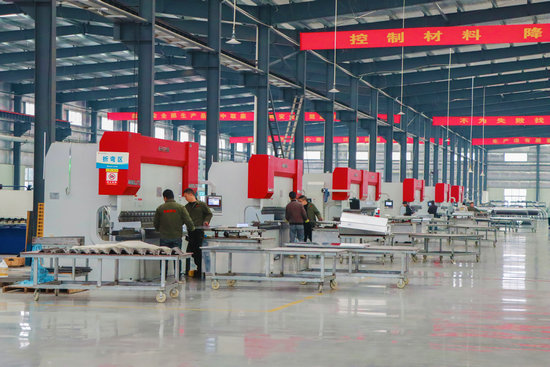 南阳市新野县：科技跨界赋能产业“加速跑”_fororder_工人正在忙碌作业 摄影 王凯