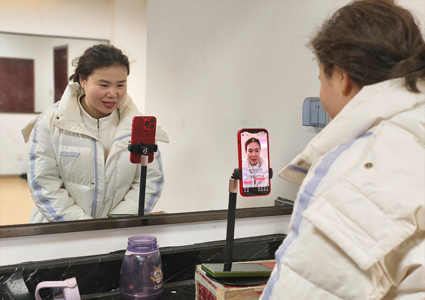 三门峡市渑池县曲剧团破解发展困局 赋能传统戏曲新生_fororder_演员段园园通过手机直播，让传统曲剧走进线上观众视野。 摄影 王保龙