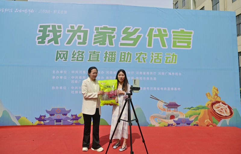 南阳市社旗县：直播架金桥 特产云端俏_fororder_网络达人在直播间里推介社旗粉条 摄影 张峰