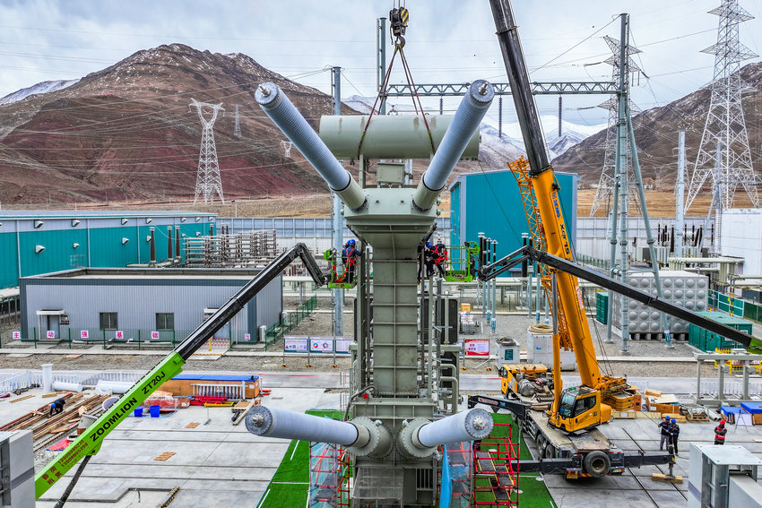 电力天路再升级 拉萨换流站扩建工程全面竣工_fororder_安装换流变压器 