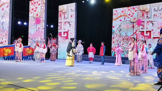 三门峡市渑池县：百年曲韵润仰韶 马年新春唱好戏_fororder_《曲剧流派连唱》演出现场 摄影 王超