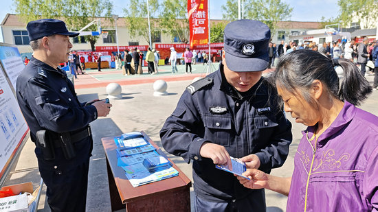 三门峡市渑池县新时代文明实践活动持续走深走实_fororder_民警向群众开展反电诈宣传 摄影 王超