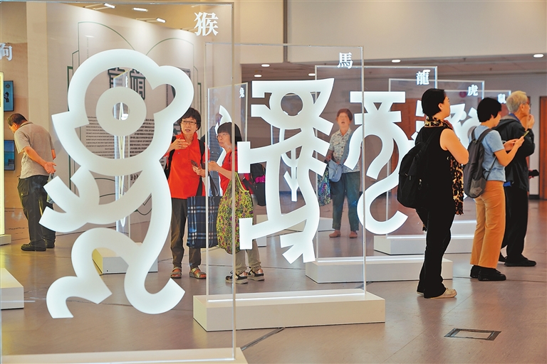“了不起的甲骨文”香港展持续火热 来了大批“小观众”