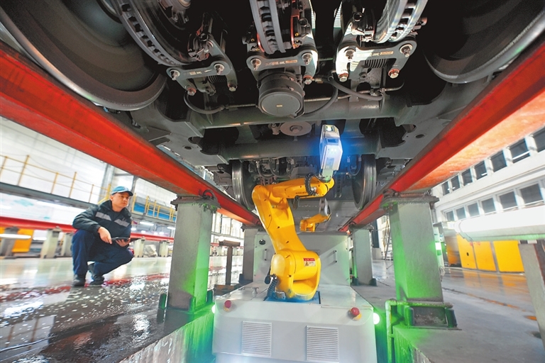 春运大幕拉开 动车组整装待发——凌晨探访郑州铁路一线_fororder_p38_s